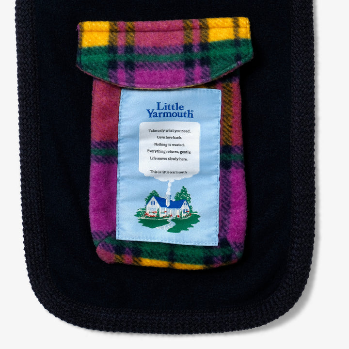 Little Yarmouth Stroll Boa Muffler — NAVY — Detail